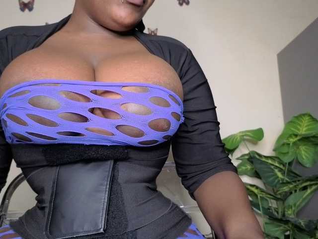 bigzonroe24's BongaCams show and profile