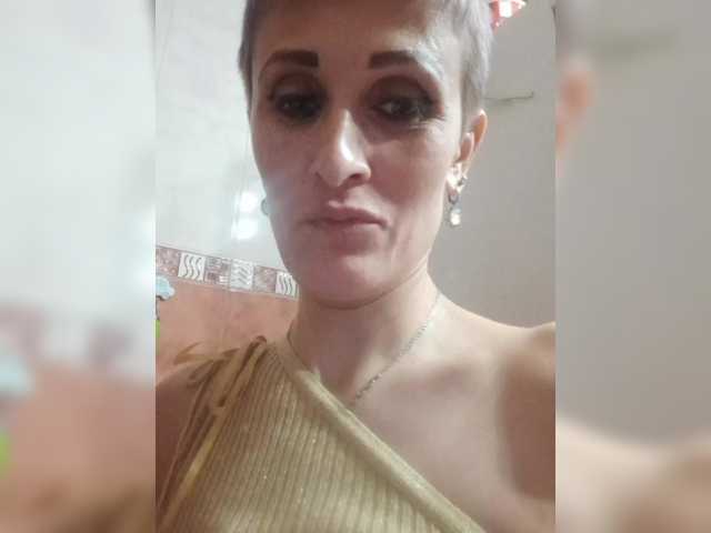 Raisin's BongaCams show and profile