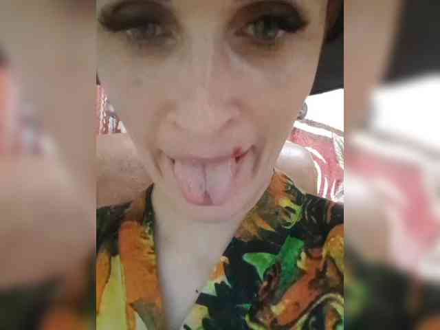 N-I-M-F-O-M-A-N-K-A webcam