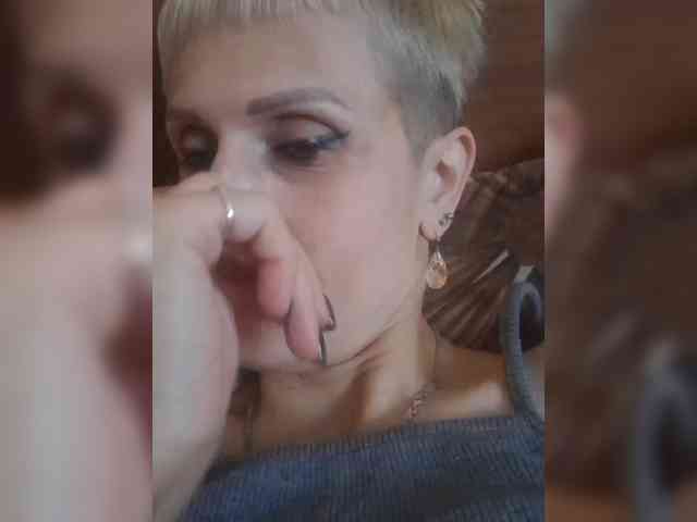 N-I-M-F-O-M-A-N-K-A webcam