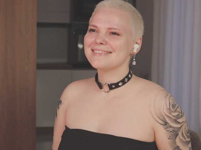 LikaBerry's BongaCams show and profile