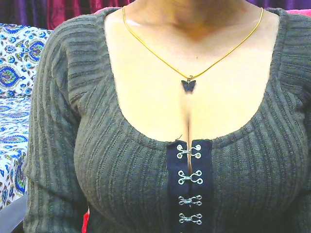 Aarju's BongaCams show and profile