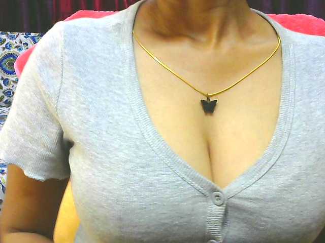 Aarju's BongaCams show and profile