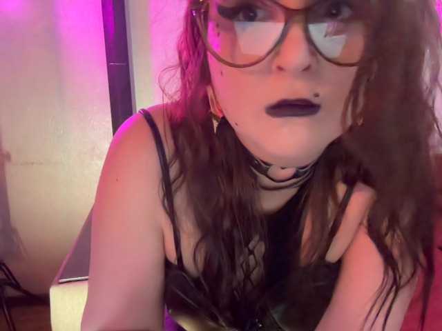 le modèle MyauMyau777 est en webcam porno dans un show sur le site bongacams, il possède les tags suivants: White/Caucasian,Brunette,Hairy