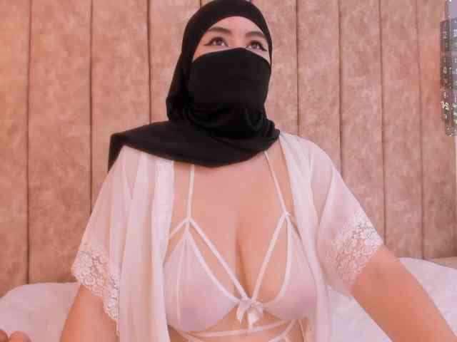 adiila Live Webcam on BongaCams