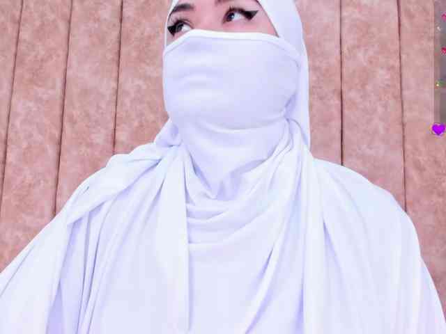 adiila Live Webcam on BongaCams