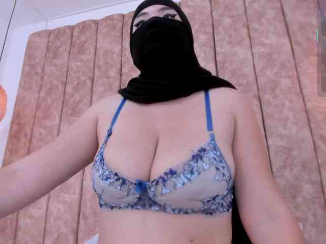 adiila Live Webcam on BongaCams