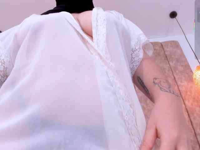 adiila Live Webcam on BongaCams