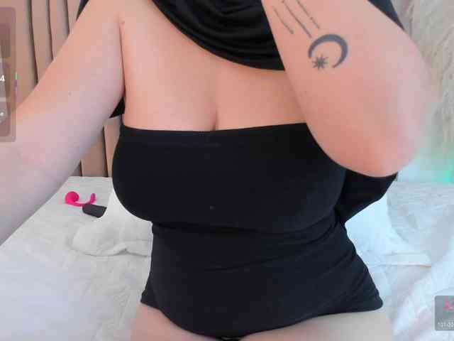 adiila webcam