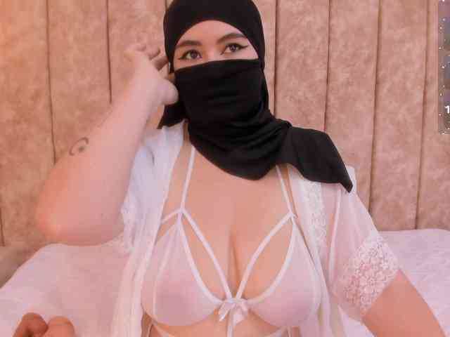 adiila Live Webcam on BongaCams