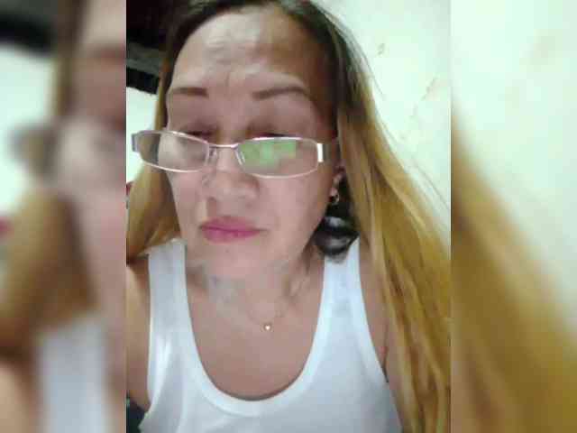 cherrywhite03 Live Webcam on BongaCams