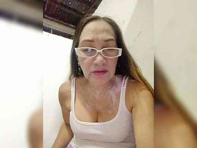 cherrywhite03 Live Webcam on BongaCams