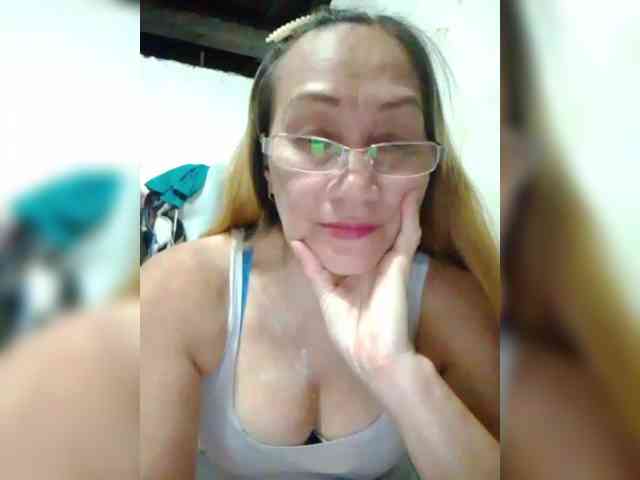 cherrywhite03 Live Webcam on BongaCams