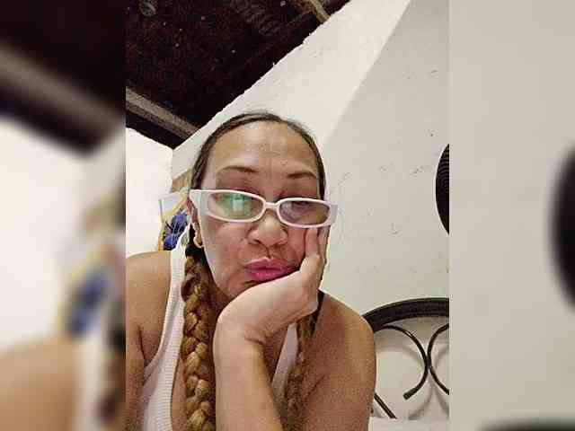 cherrywhite03 Live Webcam on BongaCams