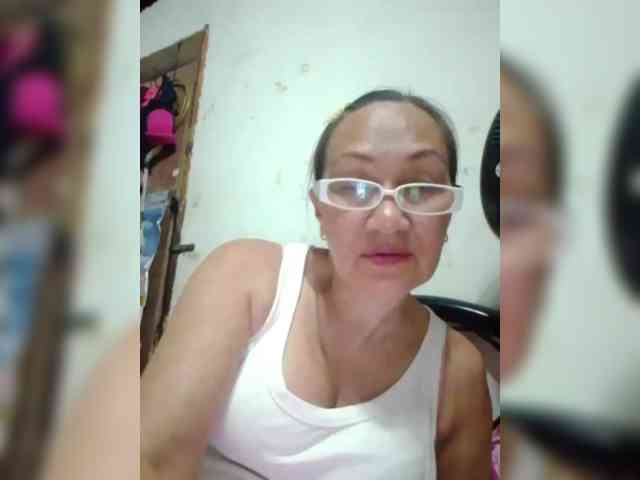 cherrywhite03 Live Webcam on BongaCams