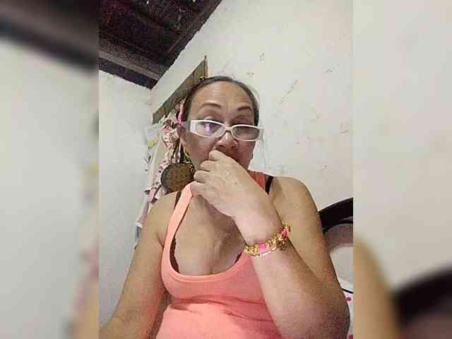 cherrywhite03 Live Webcam on BongaCams