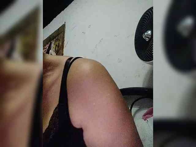 cherrywhite03 Live Webcam on BongaCams