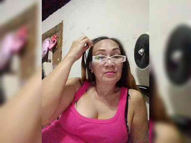 cherrywhite03 Live Webcam on BongaCams