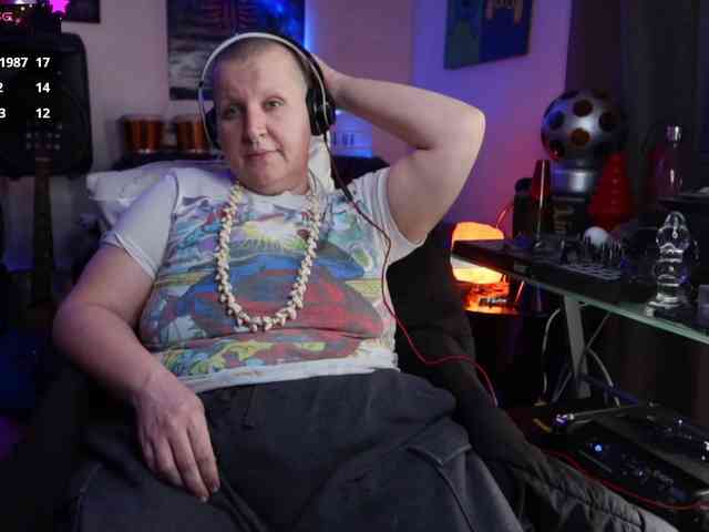 BellaBlueBBW webcam