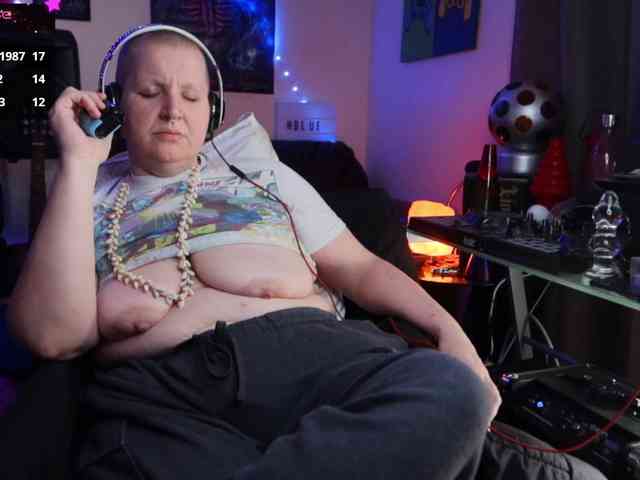 BellaBlueBBW webcam
