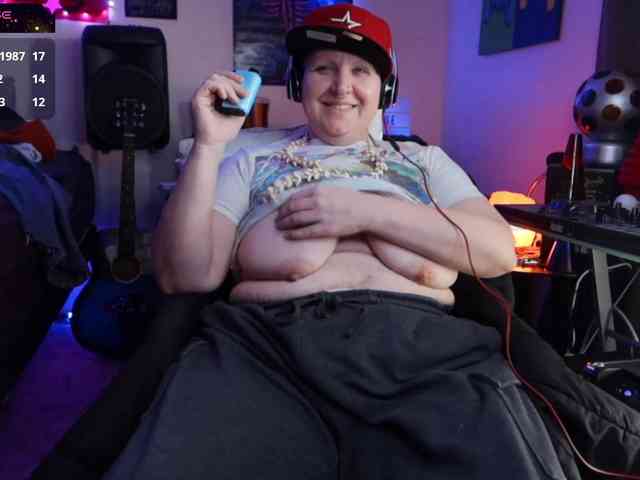 BellaBlueBBW webcam