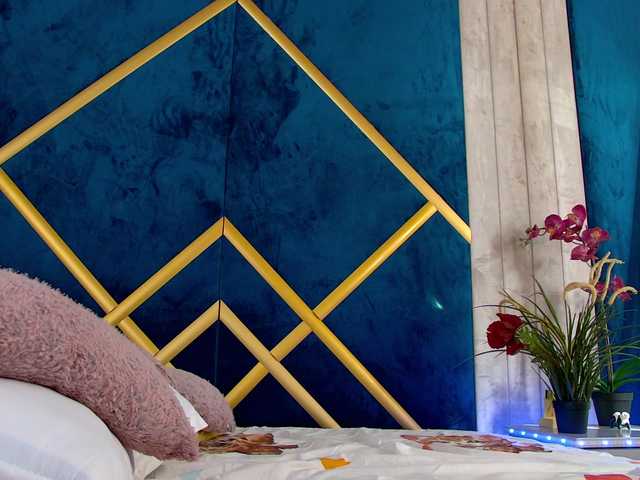 Foxxxy-MILF's BongaCams show and profile