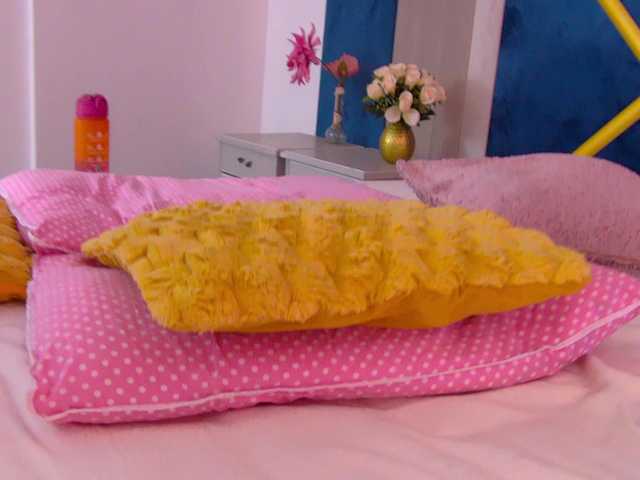 Foxxxy-MILF's BongaCams show and profile