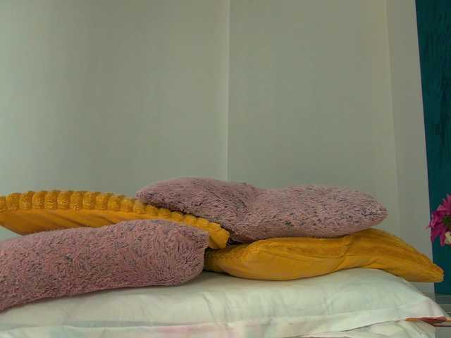 Foxxxy-MILF's BongaCams show and profile