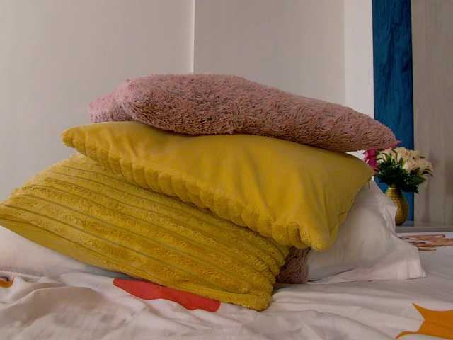 Foxxxy-MILF's BongaCams show and profile