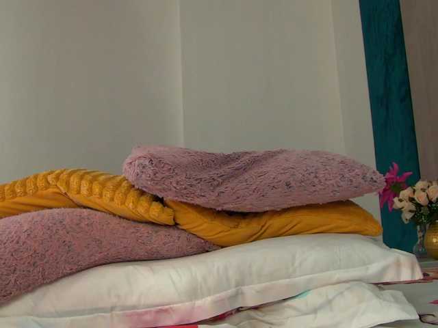 Foxxxy-MILF's BongaCams show and profile