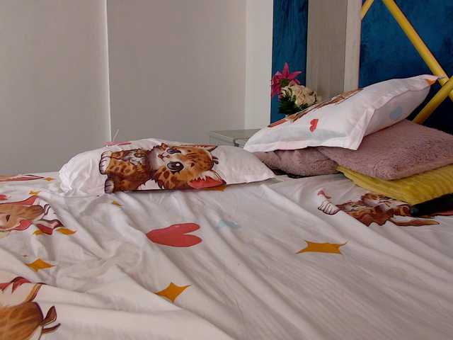 Foxxxy-MILF's BongaCams show and profile