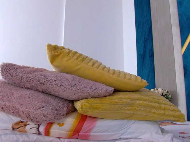 Foxxxy-MILF's BongaCams show and profile