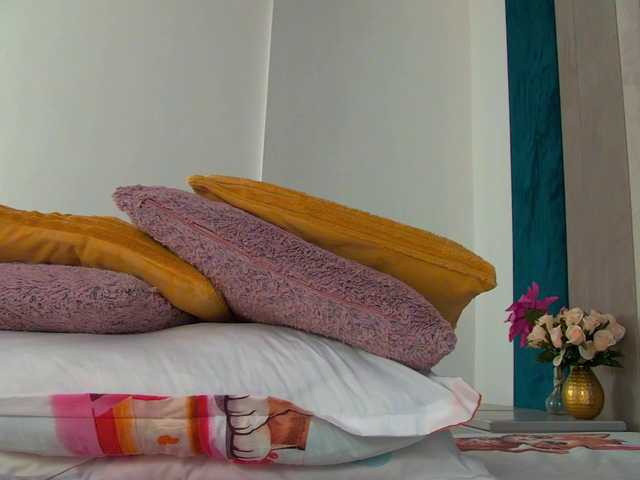 Foxxxy-MILF's BongaCams show and profile