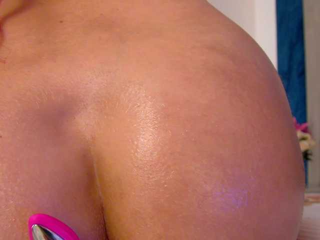 Foxxxy-MILF's BongaCams show and profile