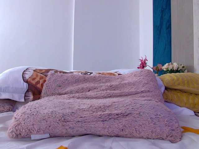 Foxxxy-MILF's BongaCams show and profile