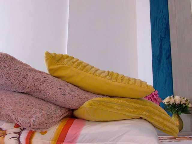 Foxxxy-MILF's BongaCams show and profile