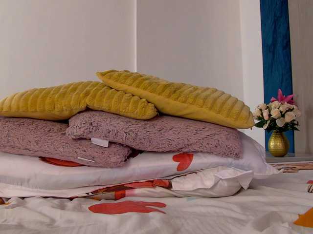 Foxxxy-MILF's BongaCams show and profile