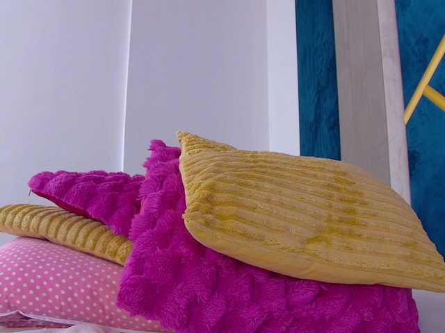 Foxxxy-MILF's BongaCams show and profile