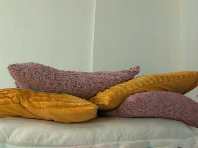 Foxxxy-MILF's BongaCams show and profile