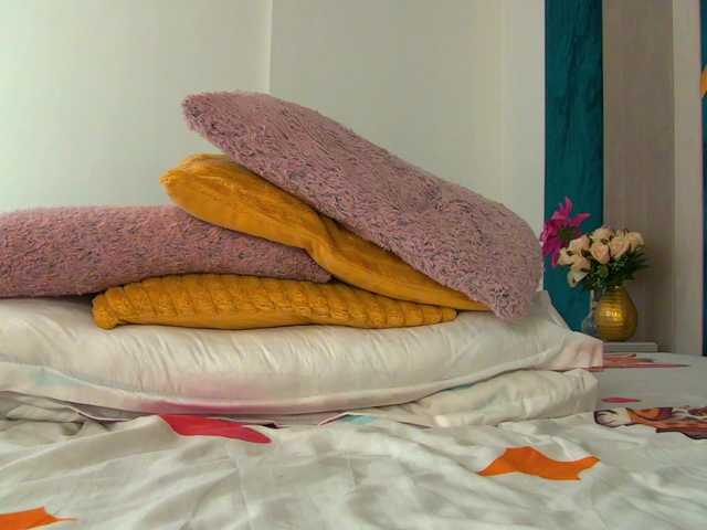 Foxxxy-MILF's BongaCams show and profile