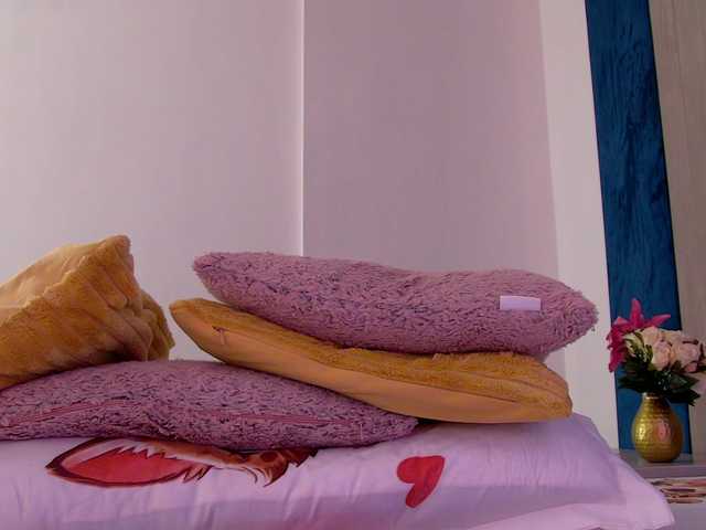 Foxxxy-MILF's BongaCams show and profile