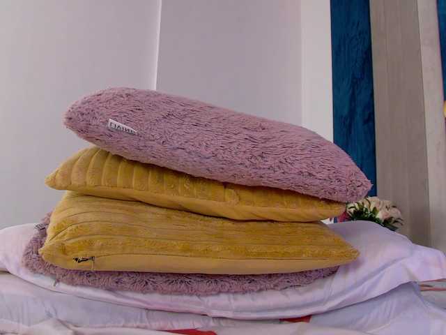 Foxxxy-MILF's BongaCams show and profile