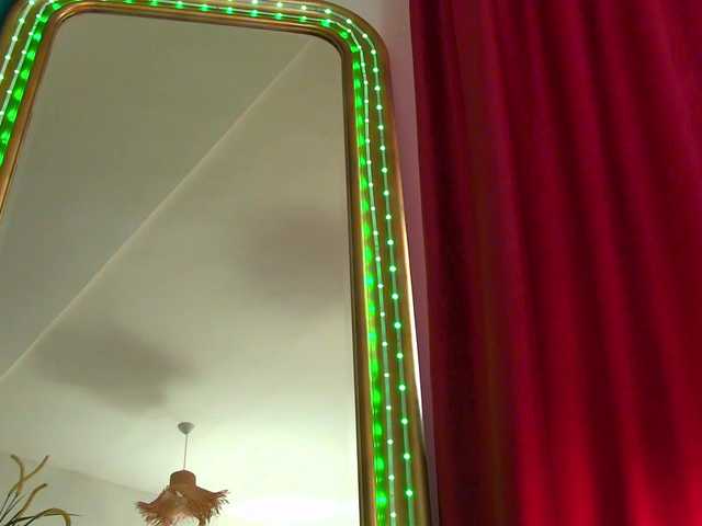 Foxxxy-MILF's BongaCams show and profile