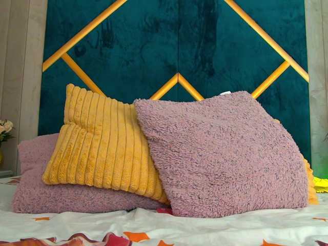 Foxxxy-MILF's BongaCams show and profile