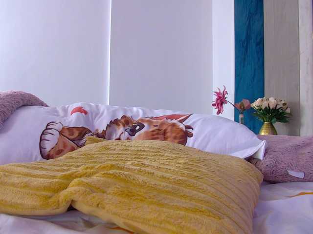 Foxxxy-MILF's BongaCams show and profile