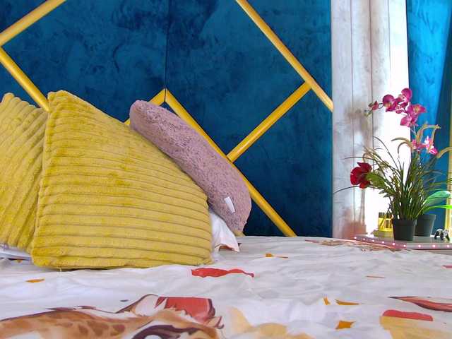 Foxxxy-MILF's BongaCams show and profile