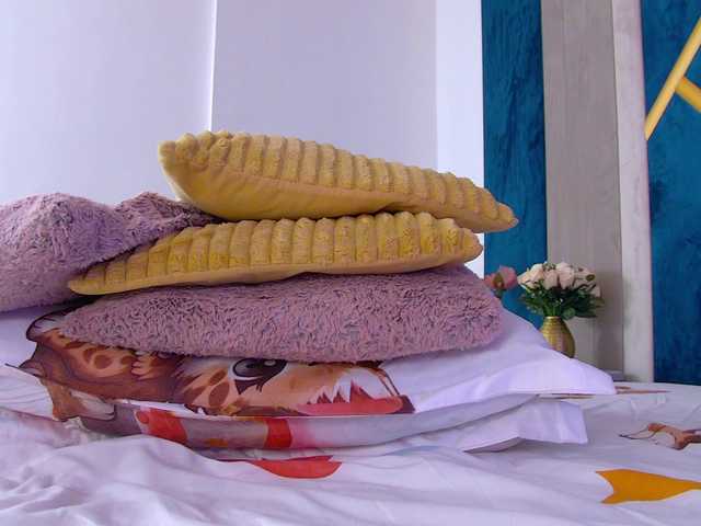 Foxxxy-MILF's BongaCams show and profile