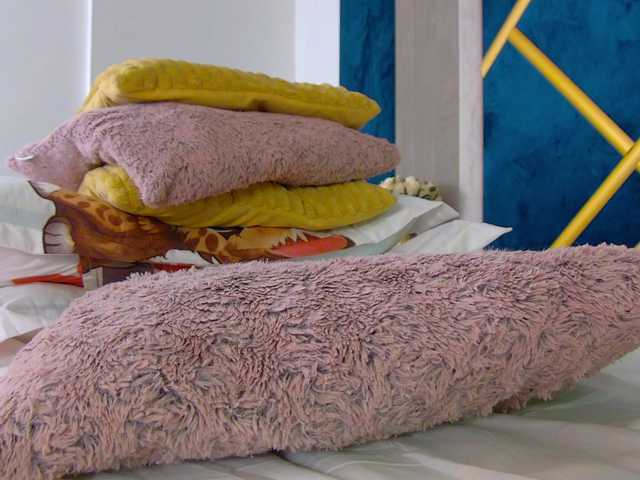 Foxxxy-MILF's BongaCams show and profile