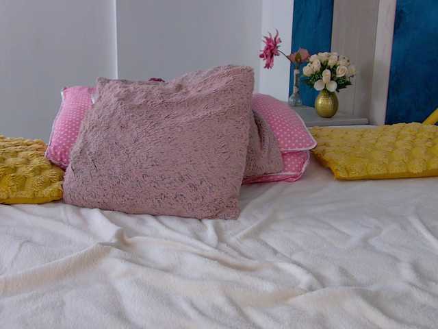 Foxxxy-MILF's BongaCams show and profile