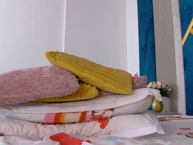 Foxxxy-MILF's BongaCams show and profile